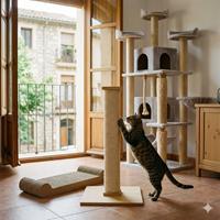 Un gato atigrado se estira y araña un rascador de poste alto de cuerda de sisal, situado en un salón moderno con suelo de baldosas y un rascador tipo árbol más grande al fondo cerca de un balcón